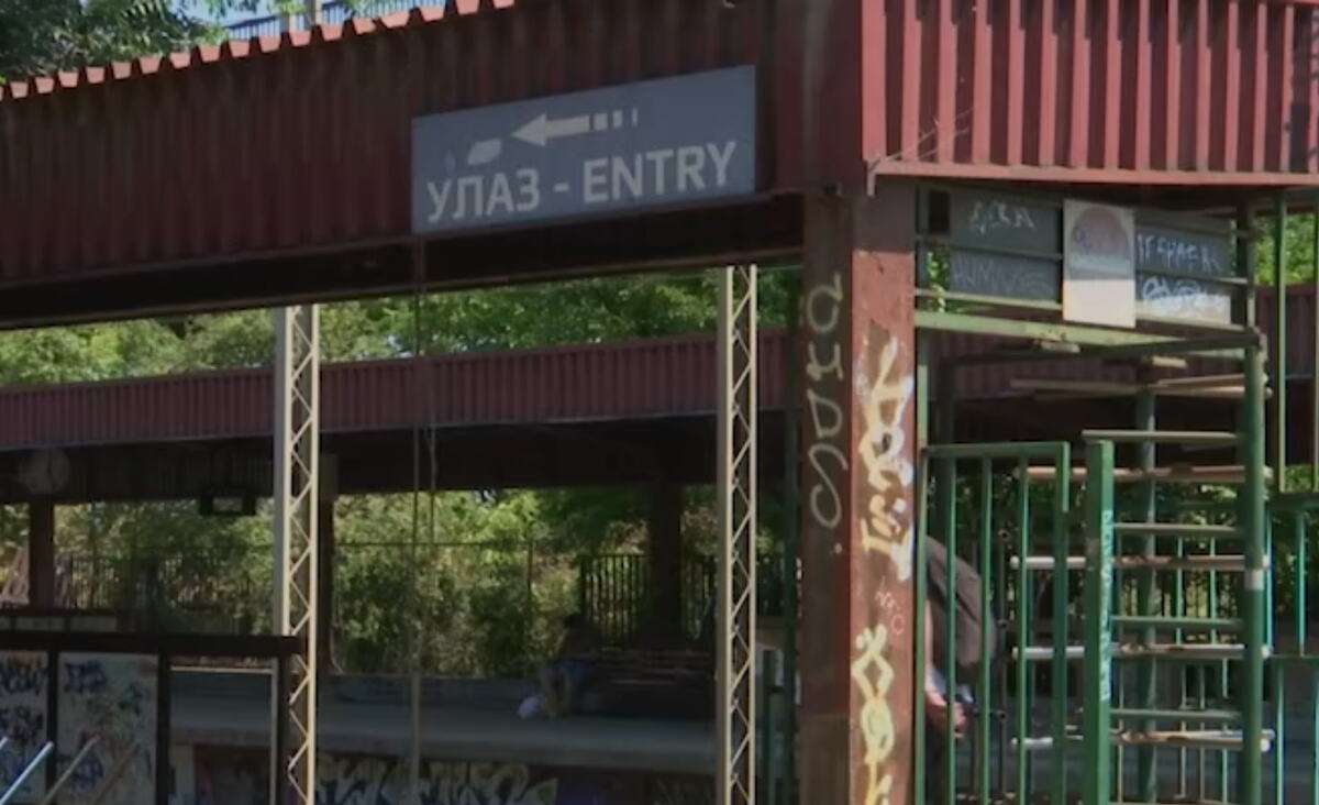beogradski metro Pančevački most Karaburma Metro i voz (2).png