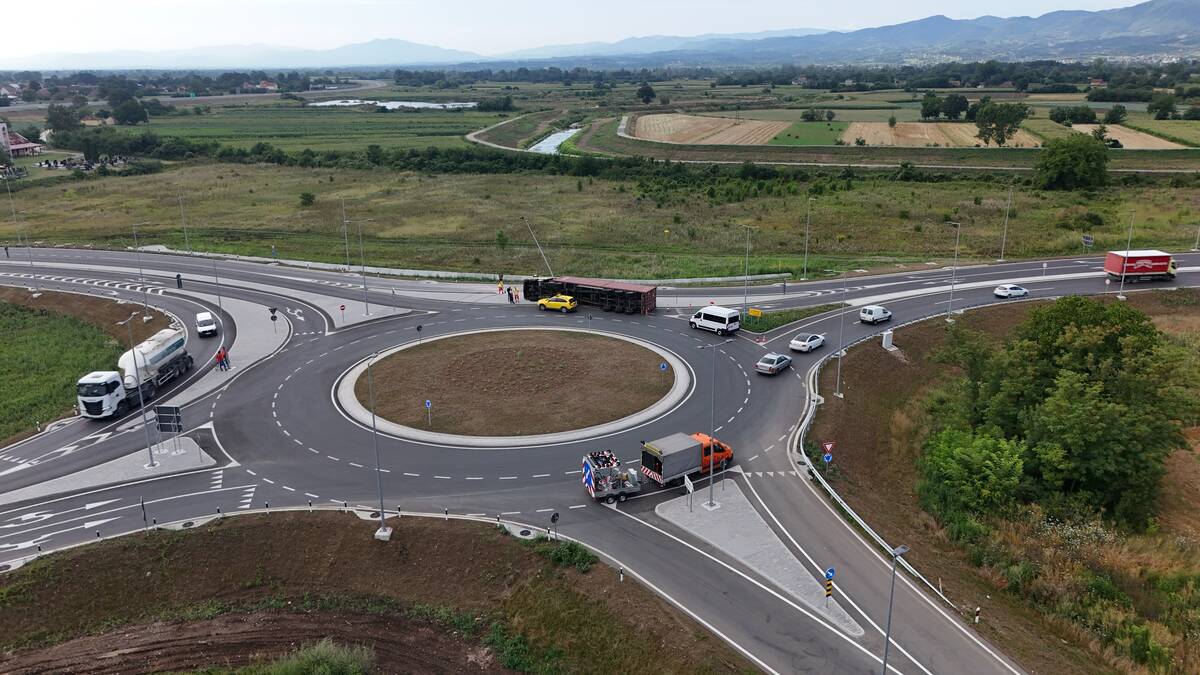 Preljina kružni tok prevrnut šleper