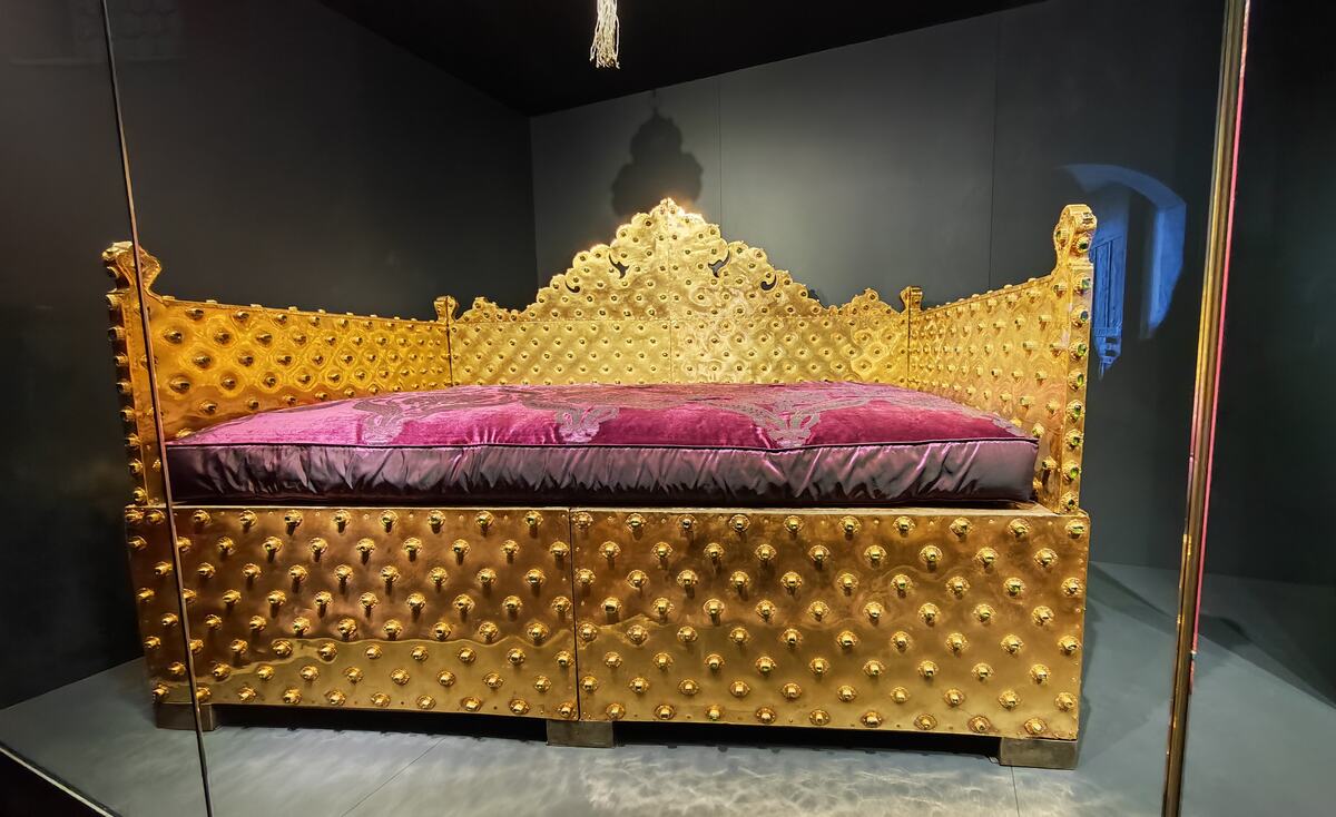 Zlatni ceremonijalni tron iz 18. veka
