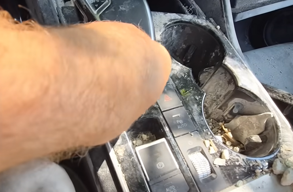 Automobil preživeo udar balističke rakete