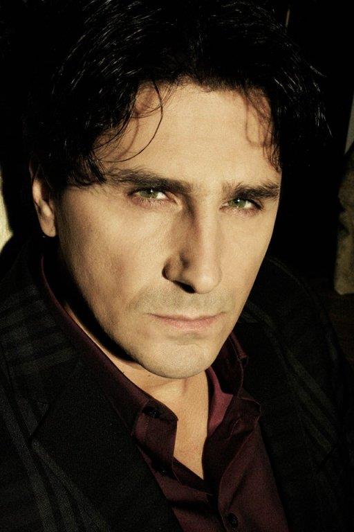 Pevač koji liči na Zdravka čolića zahteva od muzičke zvezde jedno