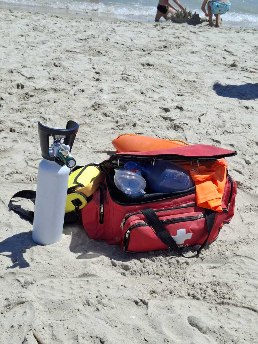 Na plaži na Tasosu spasioci izvukli iz vode devojčicu i muškarca koji su se davili.