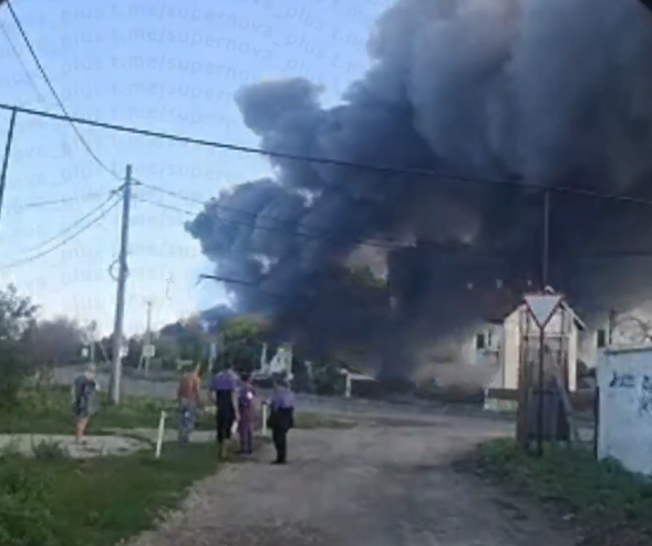 Ukrajina Rusija rat u Ukrajini rat Rusije i Ukrajine Vajldberis Engels Saratov vojni aerodrom napad dronovima na Rusiju (1).png