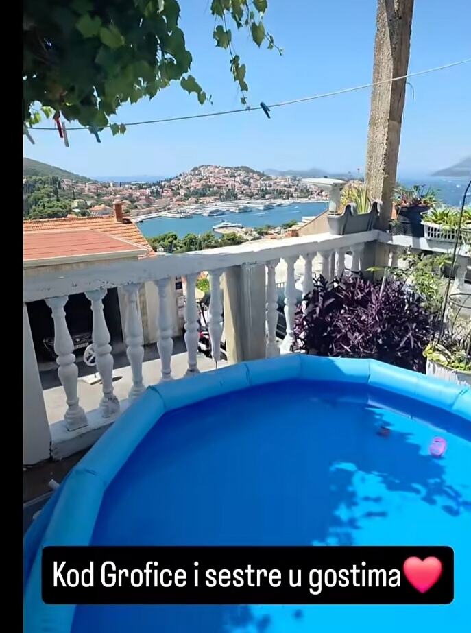 OVO JE KUĆA U DUBROVNIKU ANELI AHMIĆ! Zavirite u unutrašnjost vile drugoplasirane učesnice Elite: Svetle boje, šarene slike po zidu i čaroban pogled (FOTO)