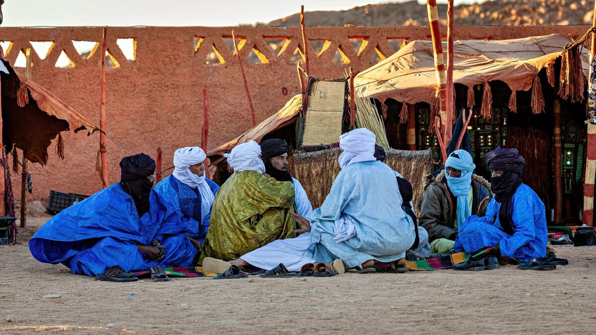 Pripadnici naroda Tuareg u tradicionalnoj plavoj odeći u Sahari