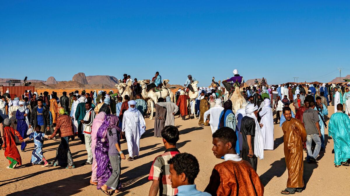 Pripadnici naroda Tuareg u tradicionalnoj plavoj odeći u Sahari