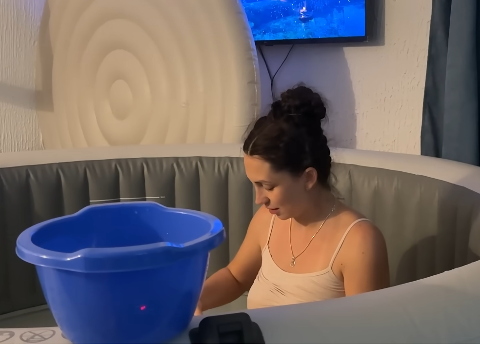 Nikola Stojaković i supruga Jelena porođaj kod kuće (4).PNG
