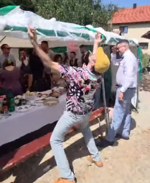 Mladoženja sa viralne svadbe je unuk legendarnog pevača