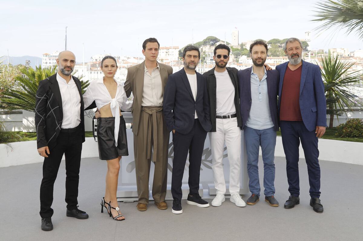 Ekin Koč na foto-sesiji povodom filma Burning Days tokom 75. Filmskog festivala u Kanu 24. maja 2022.
