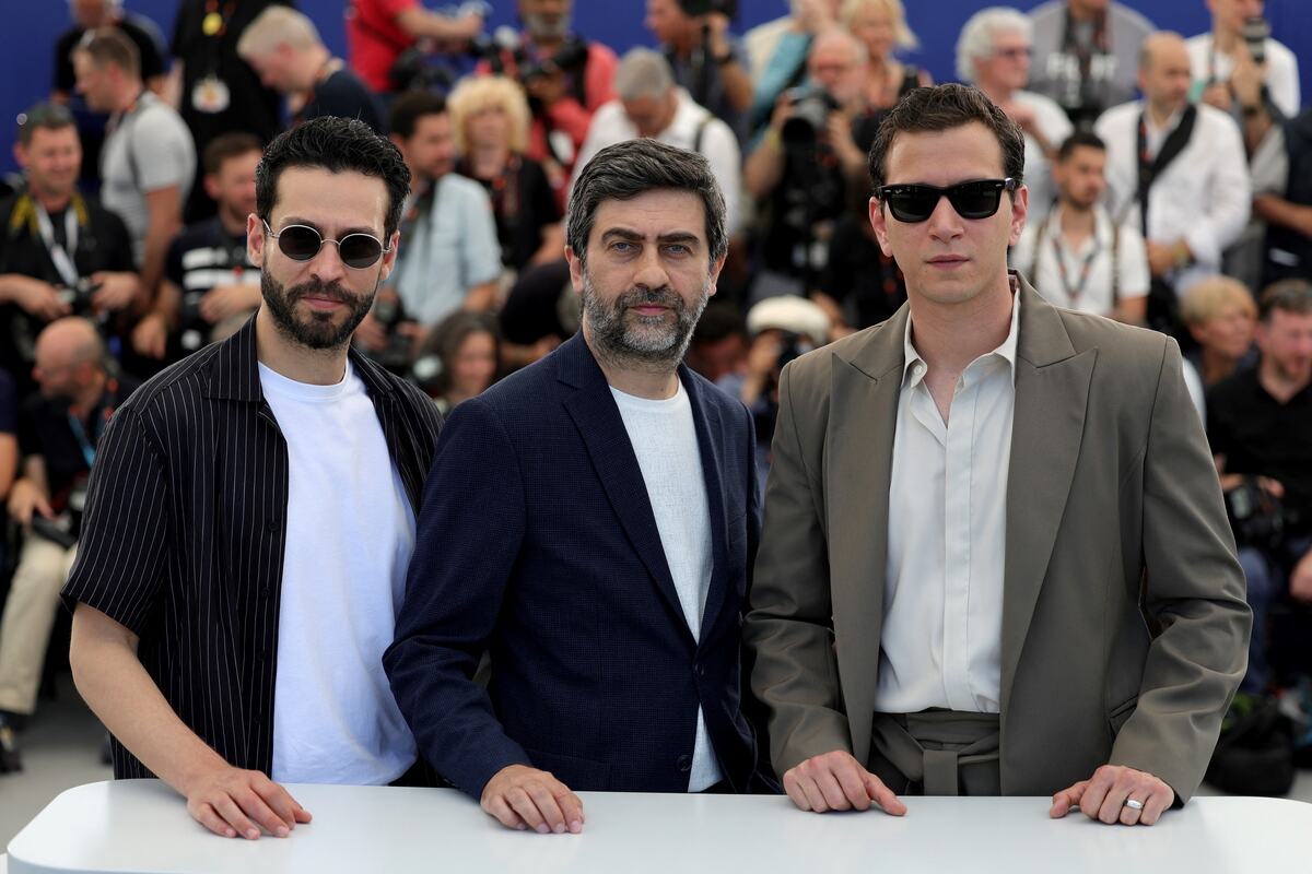 Ekin Koč na foto-sesiji povodom filma Burning Days tokom 75. Filmskog festivala u Kanu 24. maja 2022.