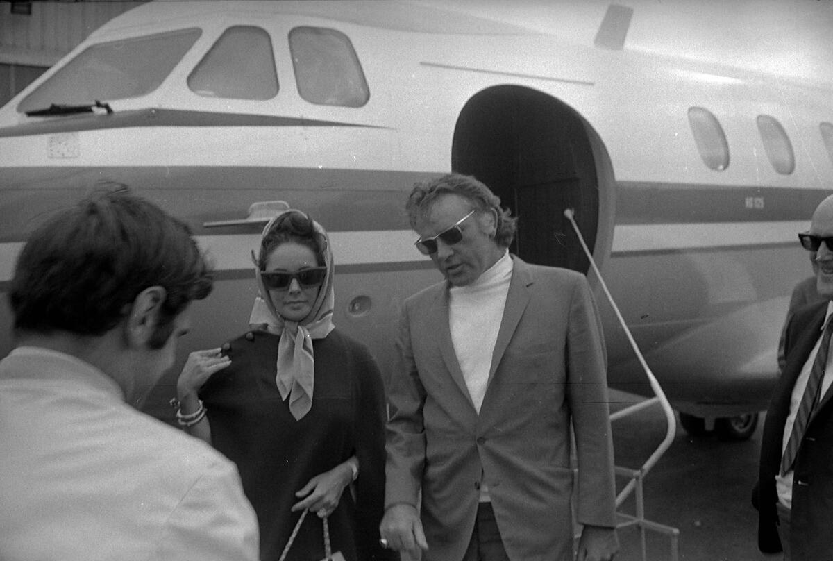 Ričard Barton, Elizabet Tejlor na aerodromu