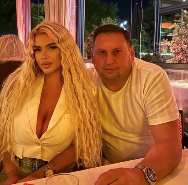 OPA! ISPLIVALA TAKIJEVA FOTKA SA ZANOSNOM PLAVUŠOM: Od njenog poprsja pada vilica, a tek da vidite kakva je lepotica (FOTO)