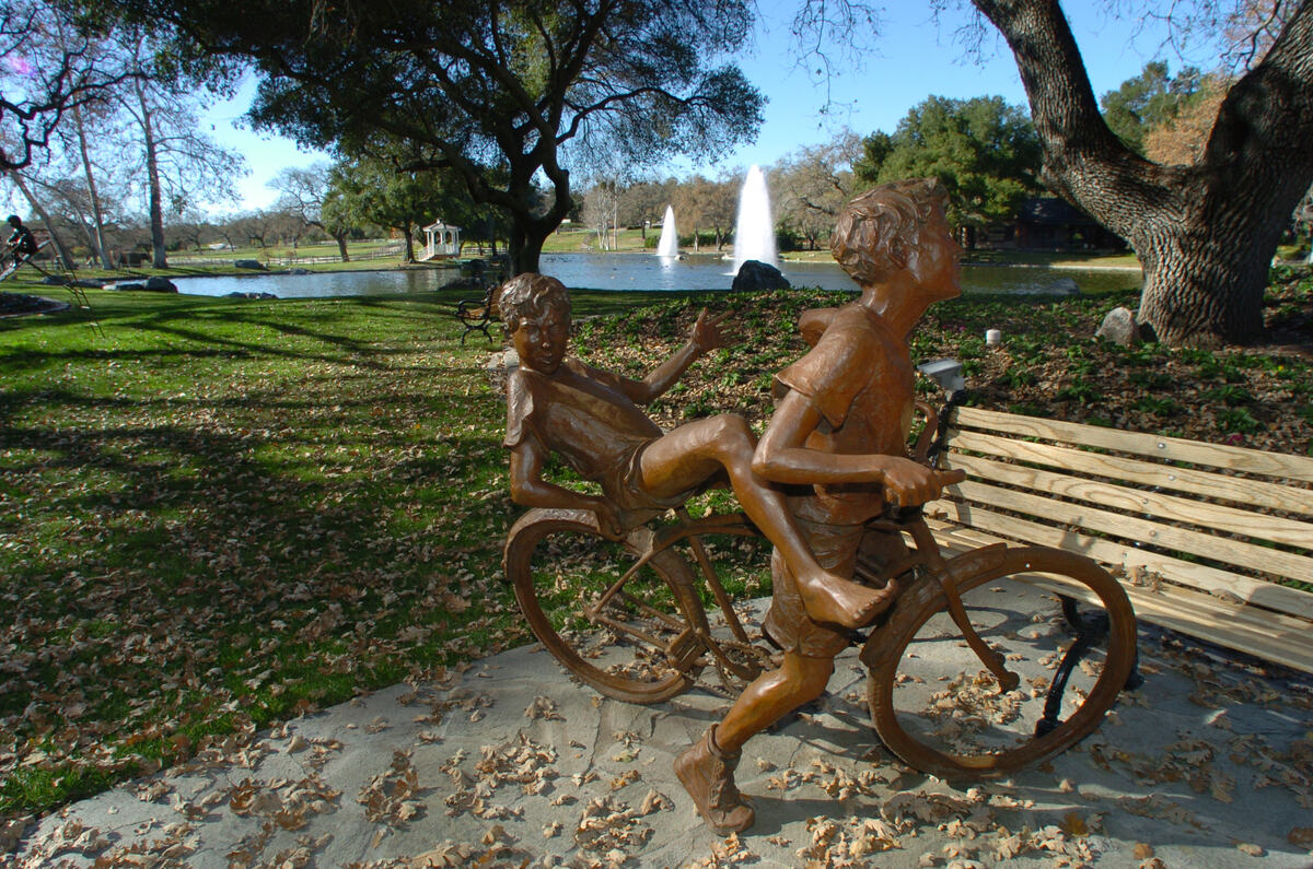 Statue dece na ranču Majkla Džeksona "Neverland"