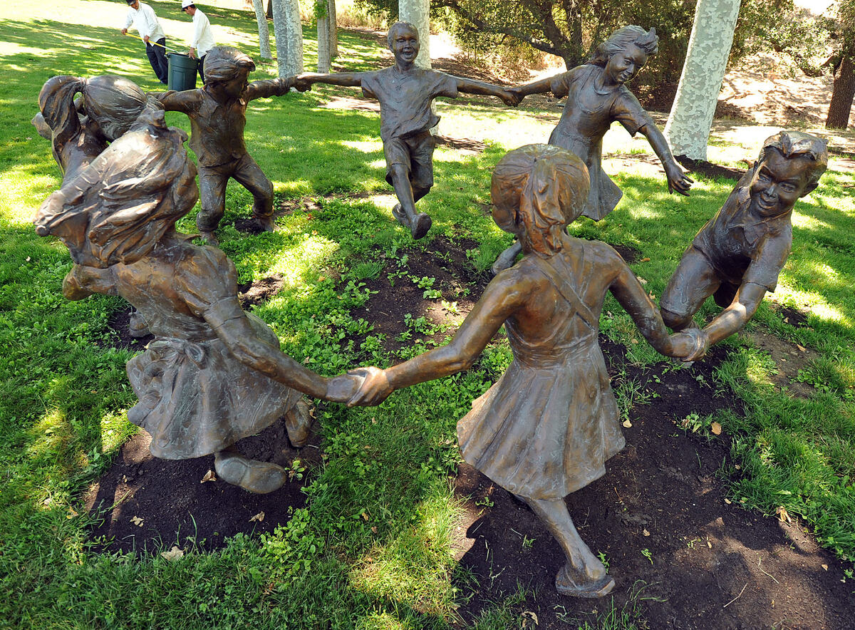 Statue dece na ranču Majkla Džeksona "Neverland"