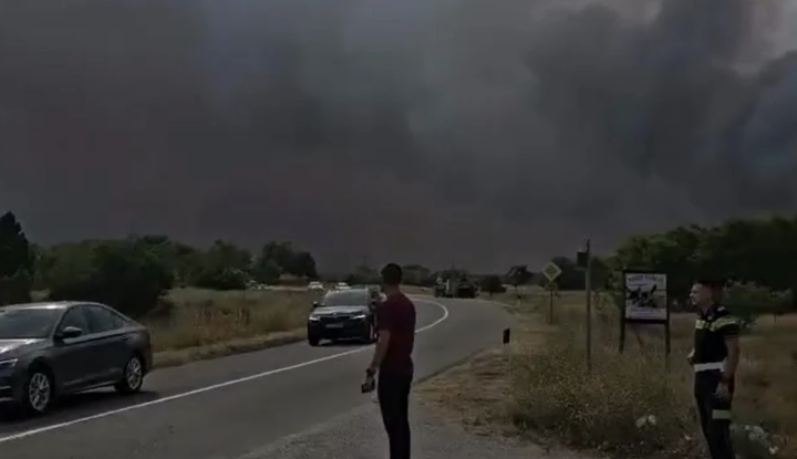 "VATRA SE ŠIRI KA MOJOJ KUĆI" Voditelj Pinka u strahu zbog požara! Ovo su kadrovi sa lica mesta: Tu su vatrogasci, helikopteri...