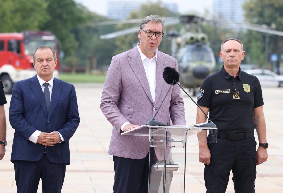 Aleksandar Vučić doček vatrogasaca.jpeg