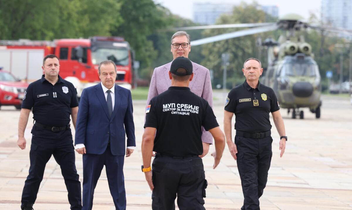 Aleksandar Vučić doček vatrogasaca (22).jpeg