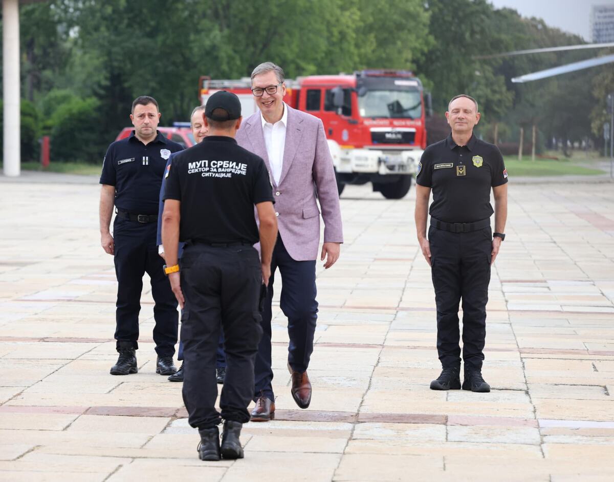 Aleksandar Vučić doček vatrogasaca (20).jpeg