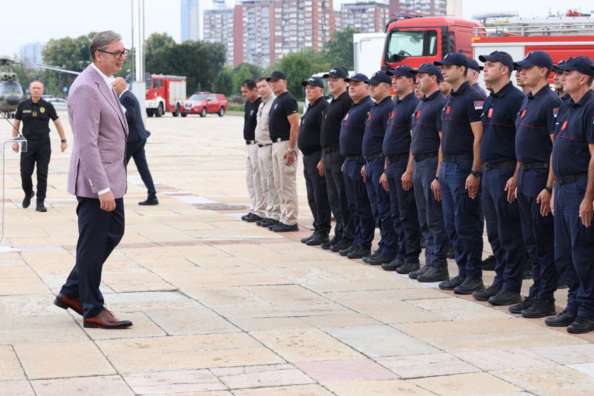 Aleksandar Vučić doček vatrogasaca (15).jpeg