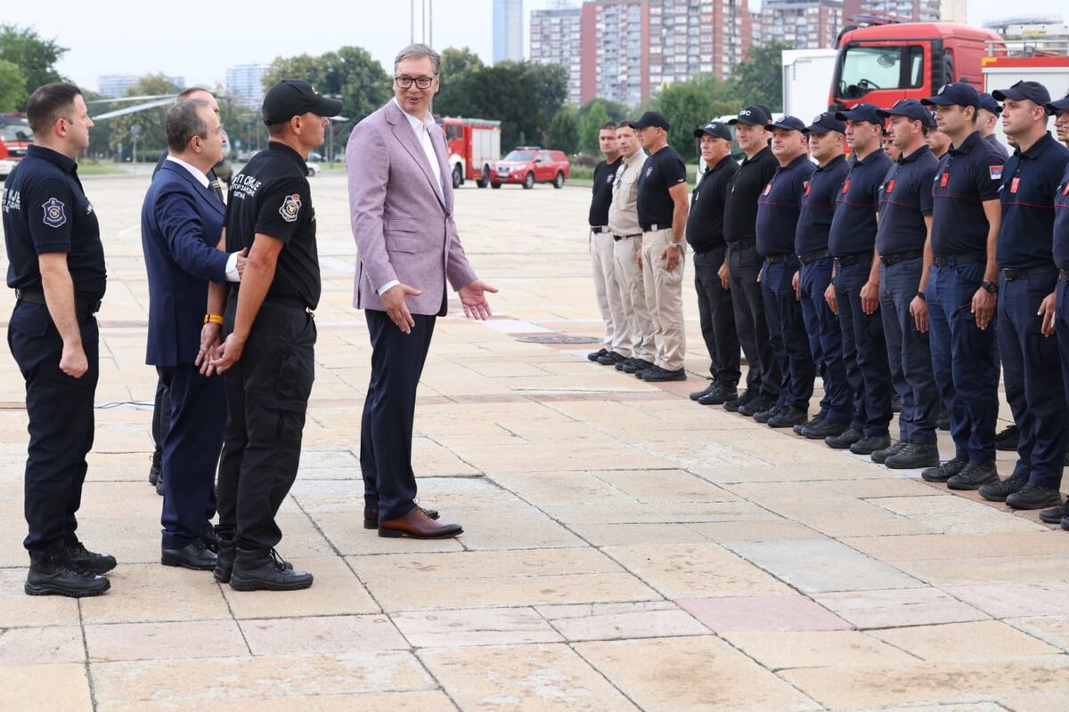 Aleksandar Vučić doček vatrogasaca (11).jpeg