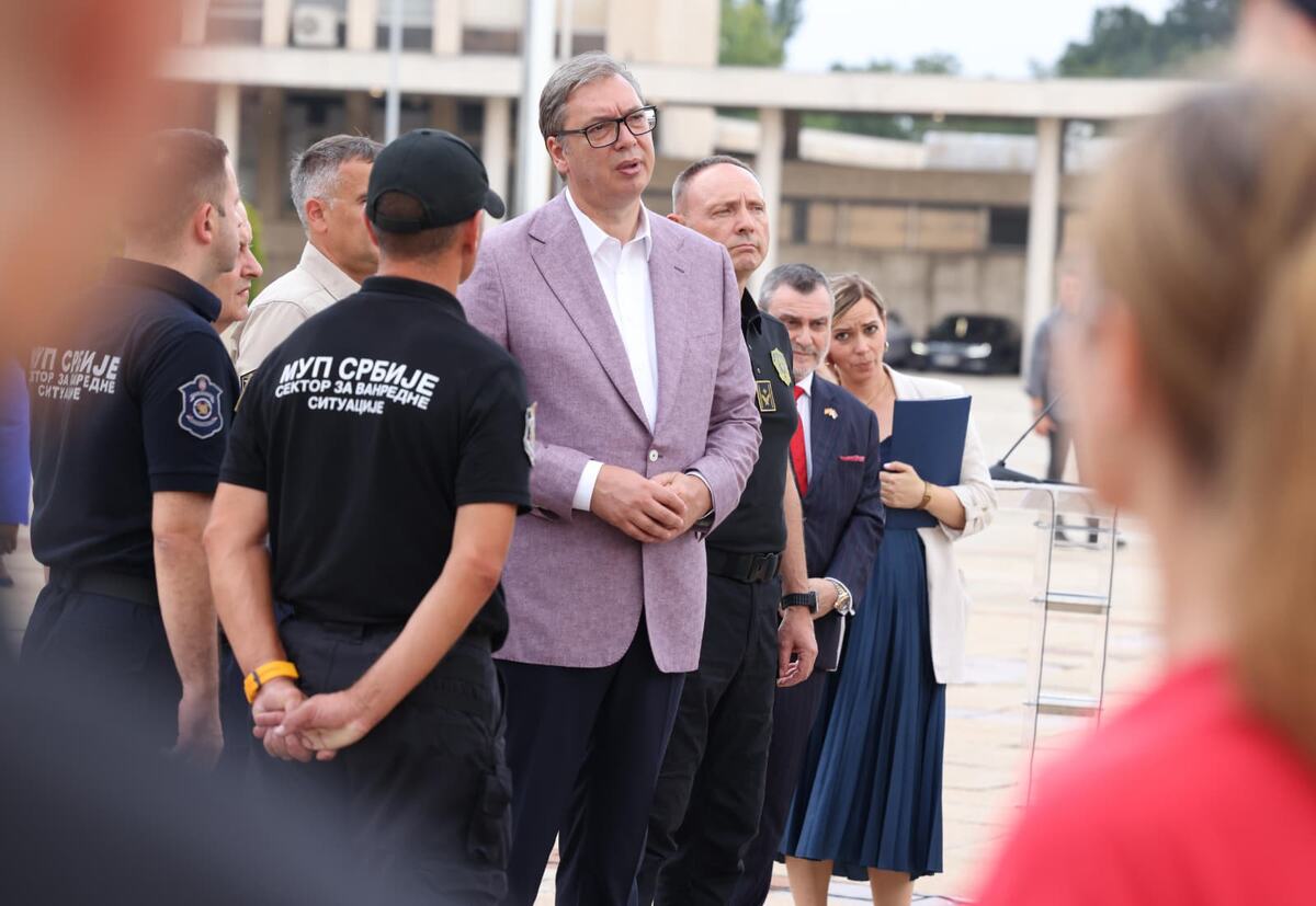 Aleksandar Vučić doček vatrogasaca (9).jpeg