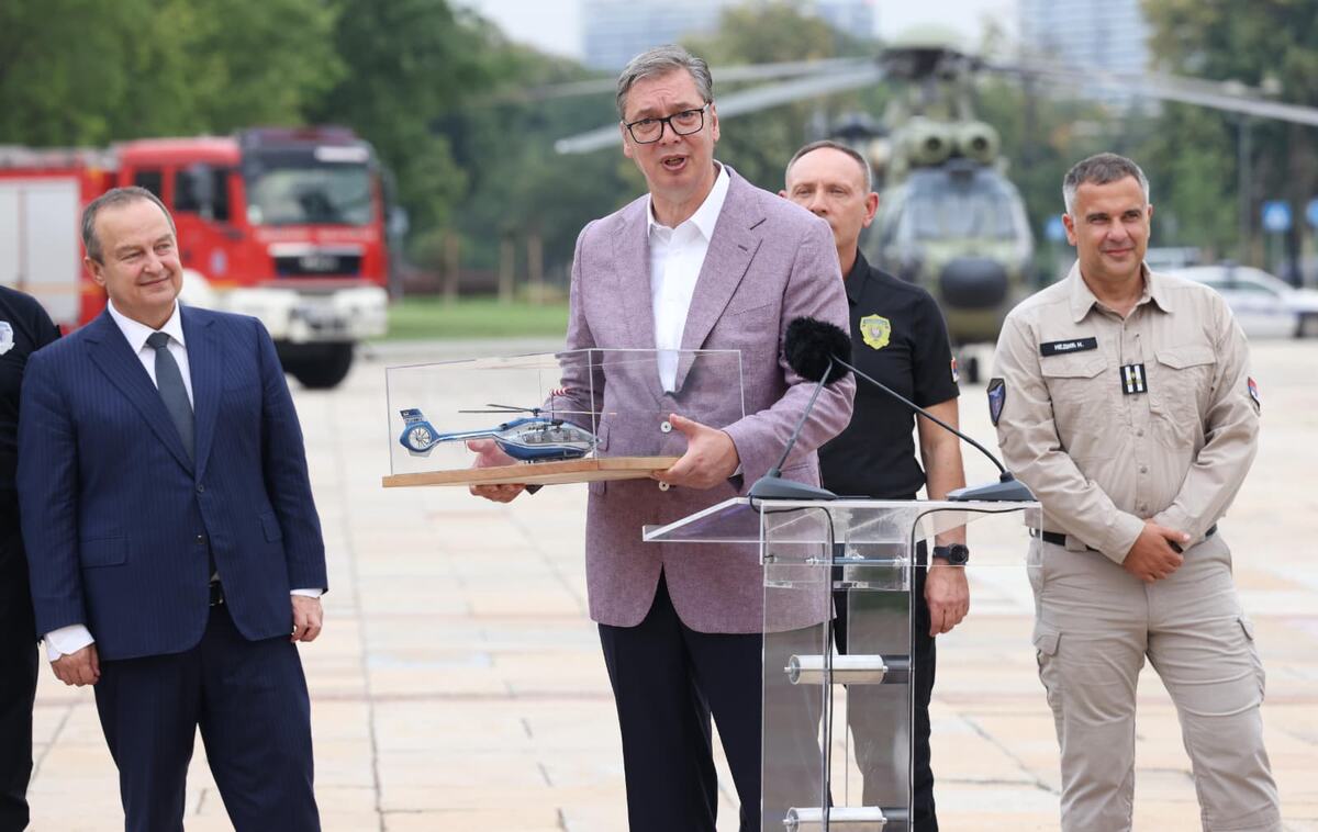 01 Aleksandar Vučić doček vatrogasaca (3).jpeg