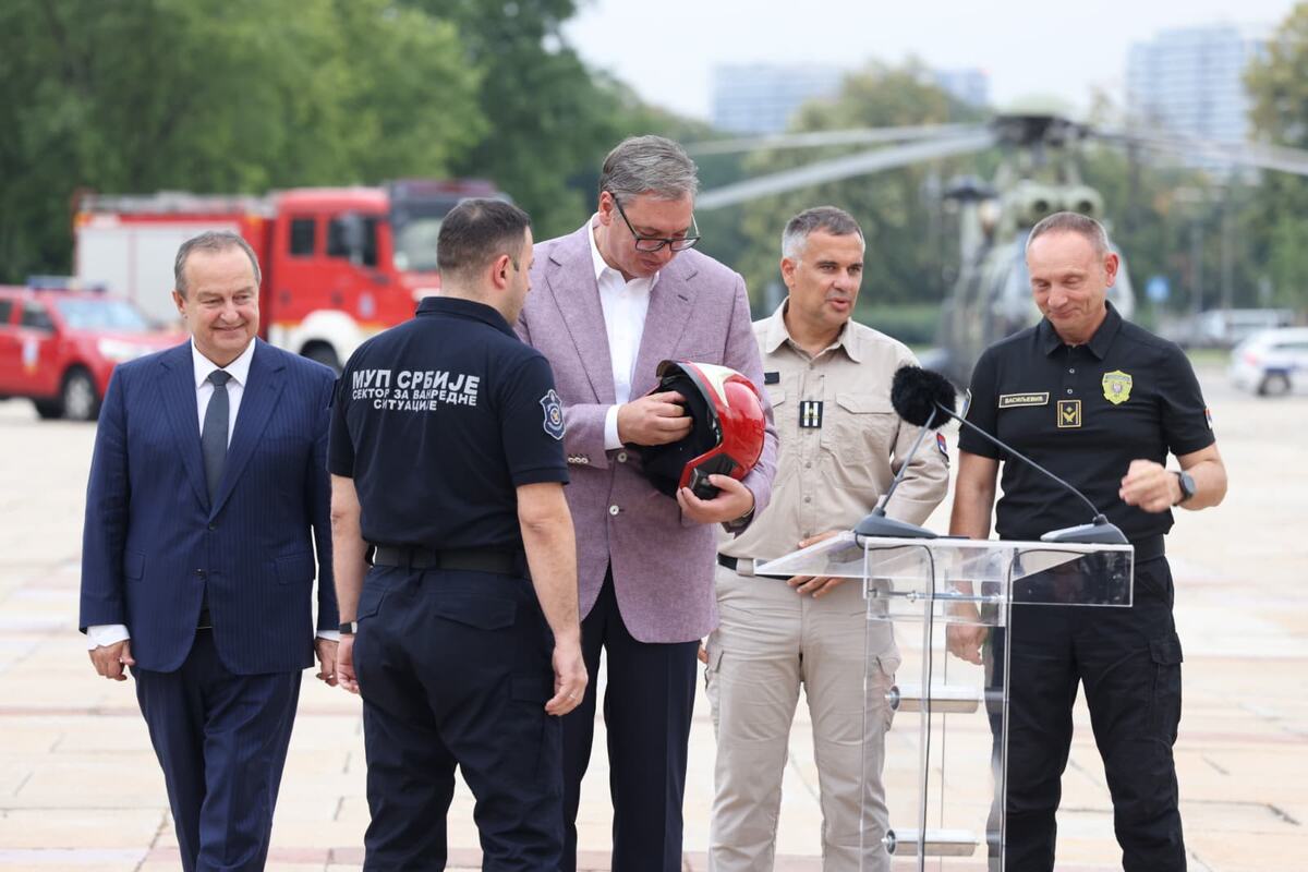 01 Aleksandar Vučić doček vatrogasaca (6).jpeg