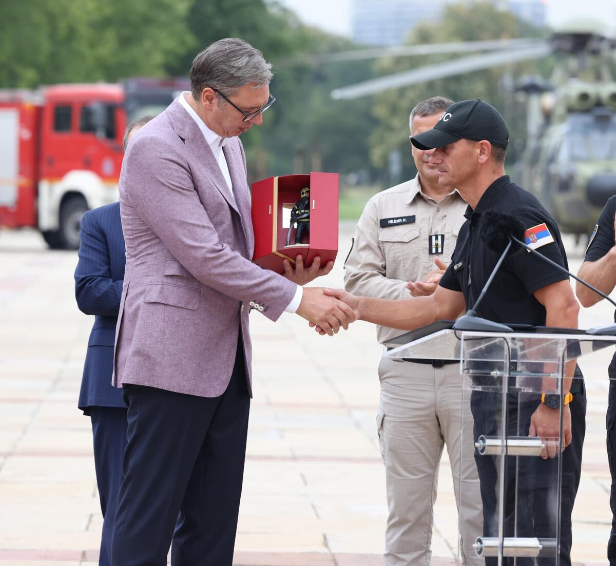 01 Aleksandar Vučić doček vatrogasaca (8).jpeg