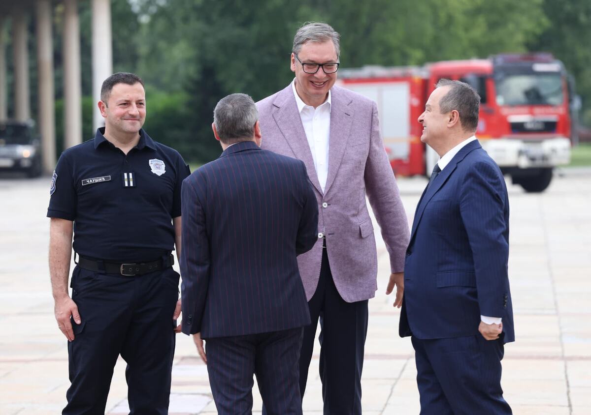 01 Aleksandar Vučić doček vatrogasaca (10).jpeg