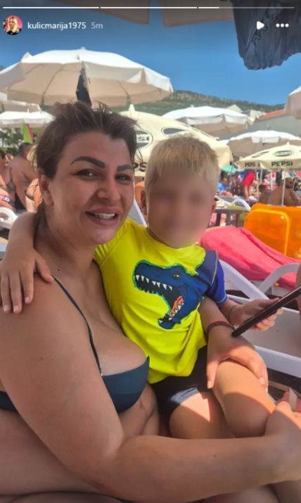 MILJANA KULIĆ BLISTA OD PONOSA Evo kako uživa sa malim Željkom i porodicom na plaži, a svi komentarišu OVU stvar (FOTO)