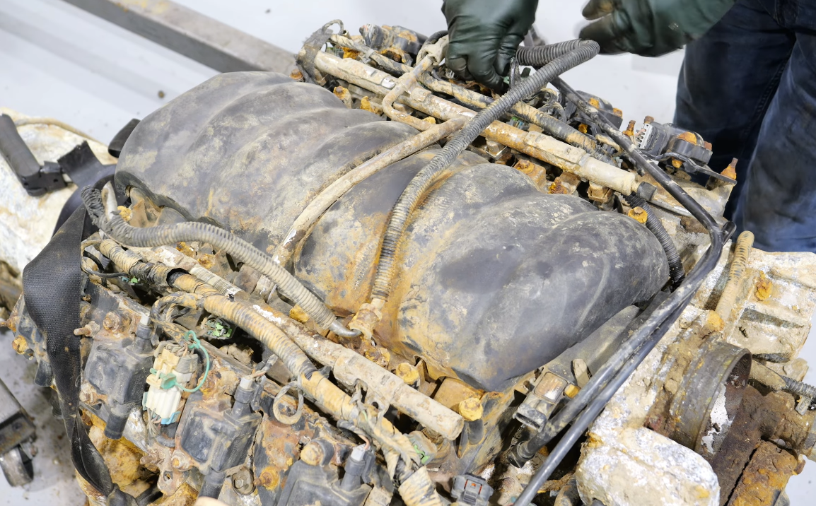 Zarđali V8 motor Ševrolet Kamara izvučenog iz reke Ohajo posle četiri godine (9).png