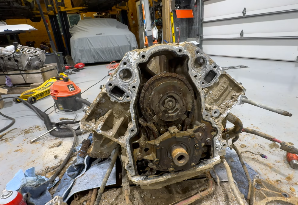 Zarđali V8 motor Ševrolet Kamara izvučenog iz reke Ohajo posle četiri godine (3).png