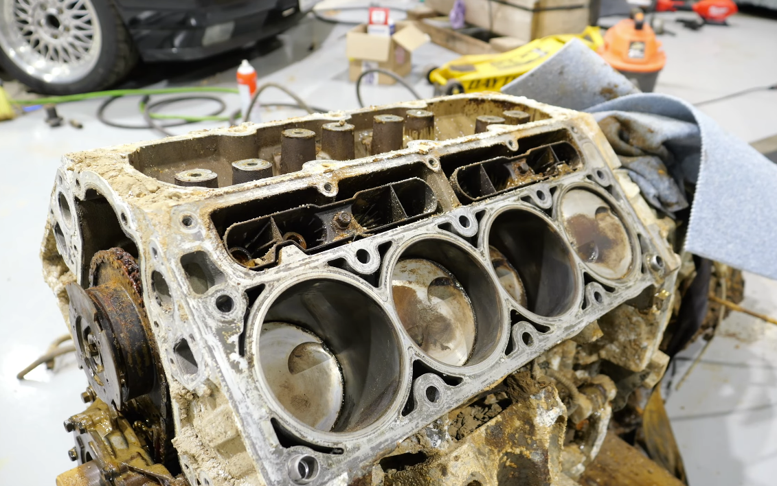 Zarđali V8 motor Ševrolet Kamara izvučenog iz reke Ohajo posle četiri godine (4).png