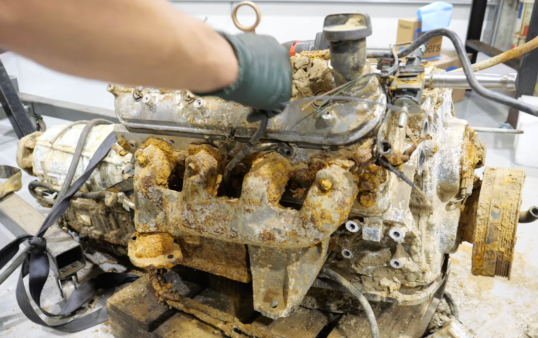 Zarđali V8 motor Ševrolet Kamara izvučenog iz reke Ohajo posle četiri godine (5).png