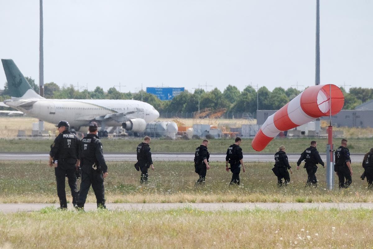 Nemačka Lajpcig aerodrom policija (1).jpg