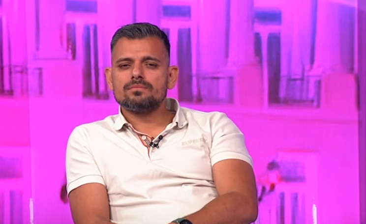 "TI SI JEDNOM NOGOM U GROBU!" Bora Santana doživeo pomračenje u emisiji, gledalac ga doveo do ludila, nije mogao da podnese kritiku, izvređao ga žestoko (VIDEO)