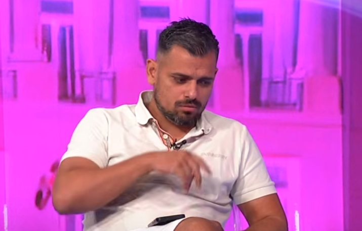 "TI SI JEDNOM NOGOM U GROBU!" Bora Santana doživeo pomračenje u emisiji, gledalac ga doveo do ludila, nije mogao da podnese kritiku, izvređao ga žestoko (VIDEO)