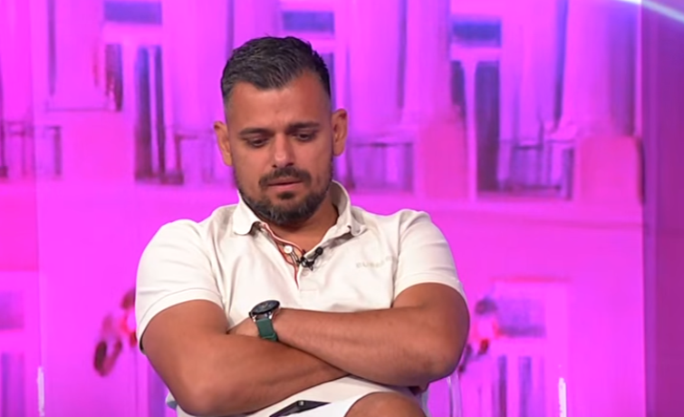 "TI SI JEDNOM NOGOM U GROBU!" Bora Santana doživeo pomračenje u emisiji, gledalac ga doveo do ludila, nije mogao da podnese kritiku, izvređao ga žestoko (VIDEO)