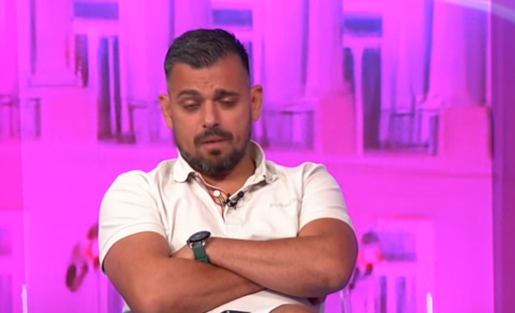 "TI SI JEDNOM NOGOM U GROBU!" Bora Santana doživeo pomračenje u emisiji, gledalac ga doveo do ludila, nije mogao da podnese kritiku, izvređao ga žestoko (VIDEO)