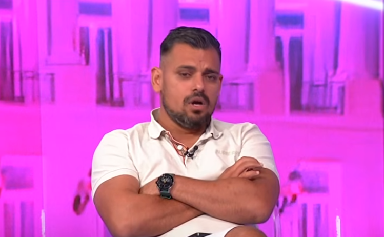 "TI SI JEDNOM NOGOM U GROBU!" Bora Santana doživeo pomračenje u emisiji, gledalac ga doveo do ludila, nije mogao da podnese kritiku, izvređao ga žestoko (VIDEO)