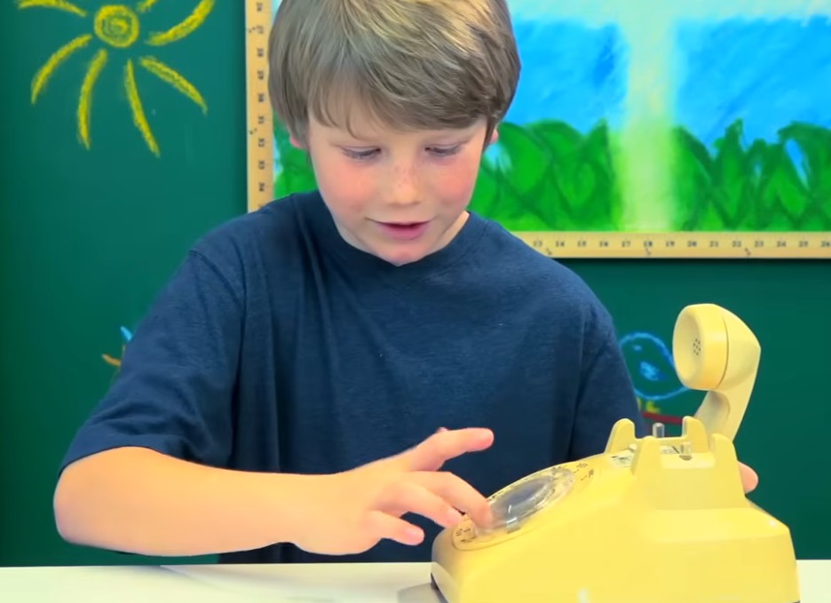 Današnje dete pokušava da koristi stari fiksni telefon sa kružnim brojčanikom (6).PNG