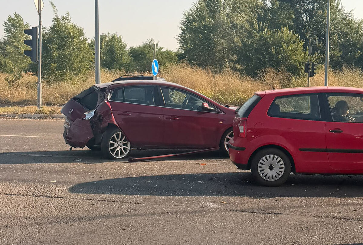 Saobraćajna nezgoda, Zemun polje. Dva povređena lica (2).jpg