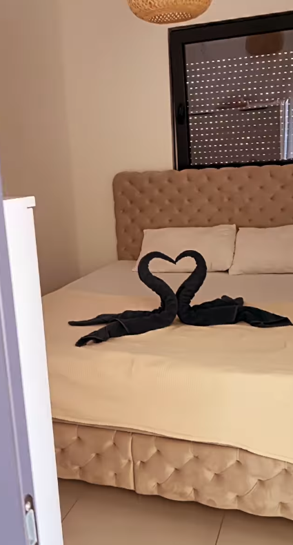 BAZEN, DŽAKUZI, SPAVAĆA SOBA GLEDA NA CRKVU: Zavirite u luks vikendicu Bore Santane, uložio brdo love, a prva komšinica mu bivša žena (FOTO)
