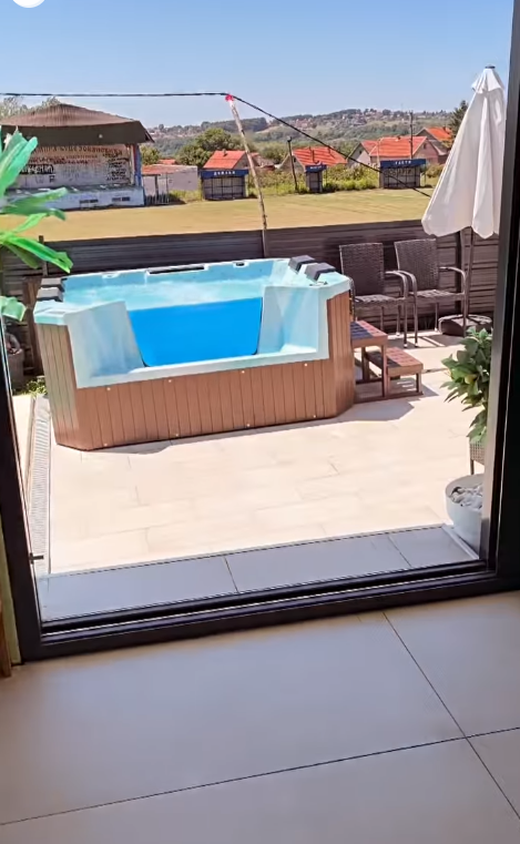 BAZEN, DŽAKUZI, SPAVAĆA SOBA GLEDA NA CRKVU: Zavirite u luks vikendicu Bore Santane, uložio brdo love, a prva komšinica mu bivša žena (FOTO)