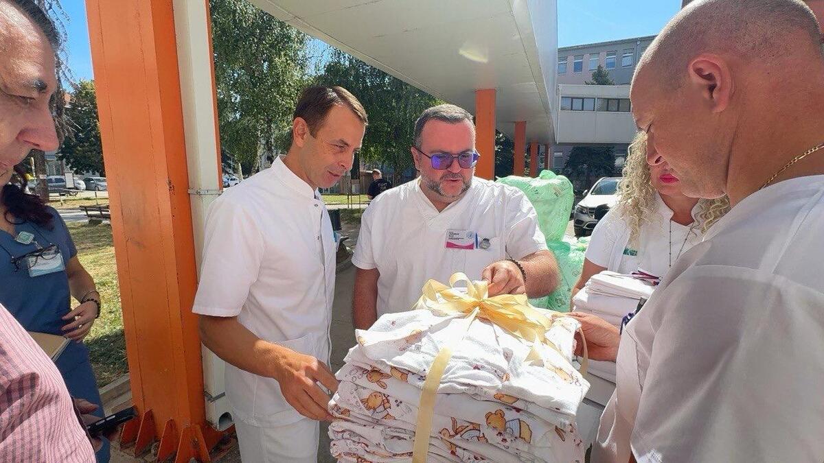 UKC Niš, doc. dr Milan Lazarević deli poklone porodilištu