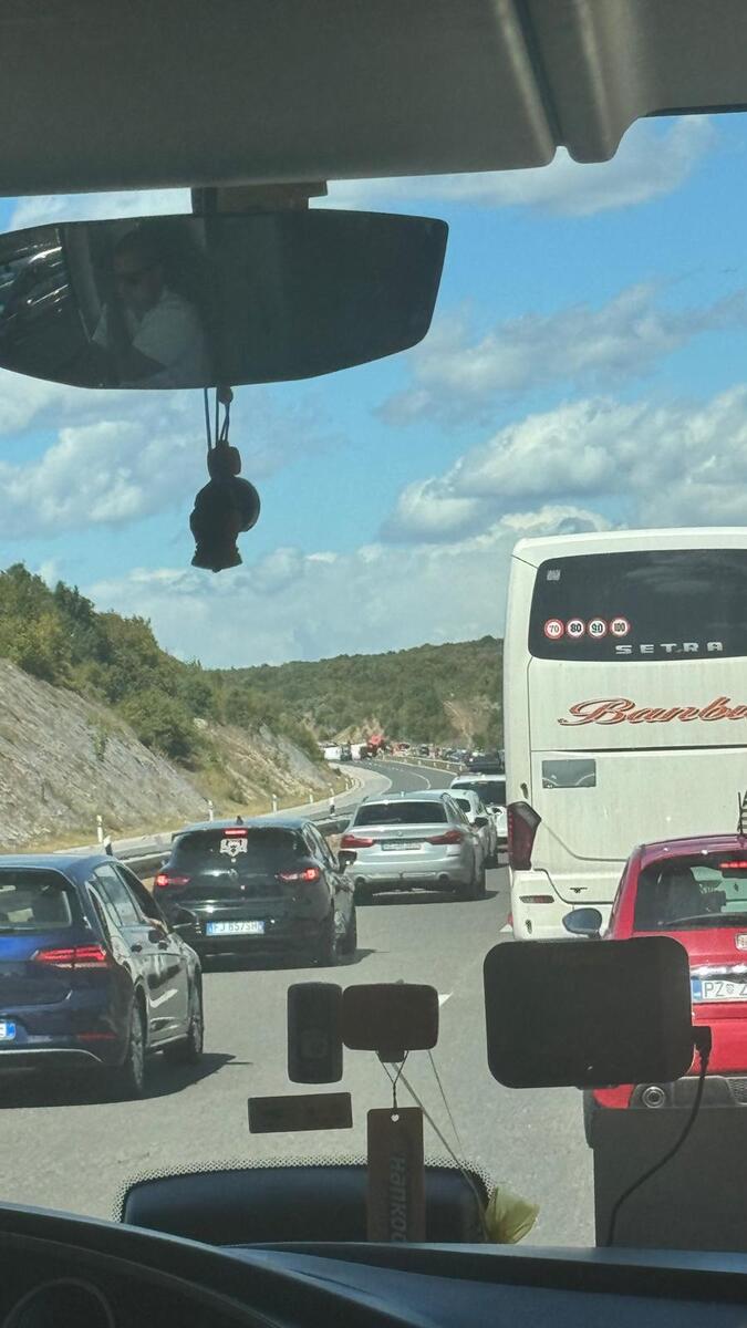 Prevrnuo se kamion na potezu između Senja i Gospića  auto-put Zagreb - Split