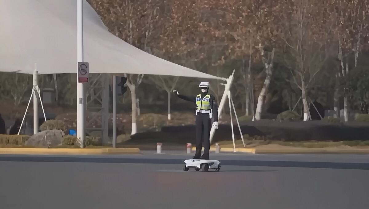robot policija (6).jpg
