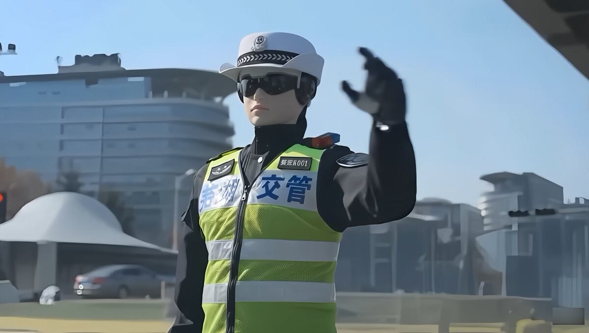 robot policija (1).jpg