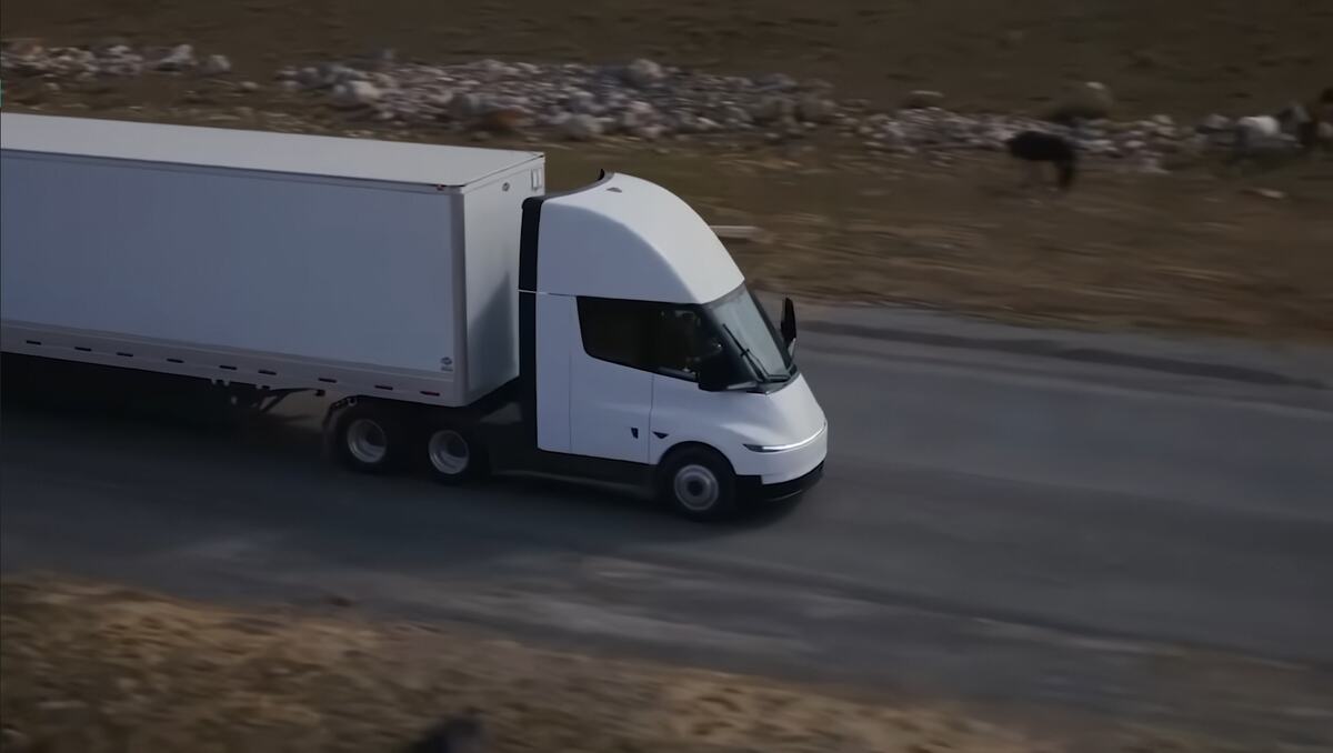 Tesla Semi (6).jpg