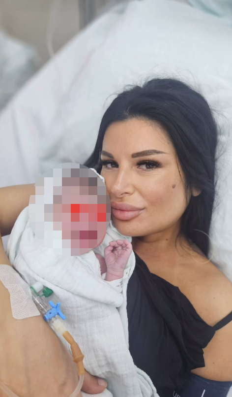 OVO JE ŽENA KOJA JE MIRČETU RADULOVIĆU RODILA ĆERKU! Kuma objavila prvu fotografiju iz porodilišta, malu Elenu drži na grudima